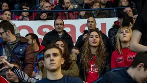 Las mejores imágenes del público en la grada durante el Osasuna - Llagostera