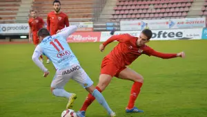 El Izarra pierde una gran oportunidad de puntuar ante el Compostela en San Lázaro