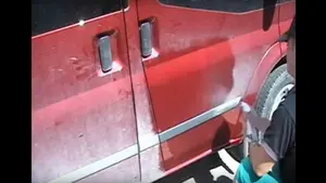Así se lava un coche sin agua