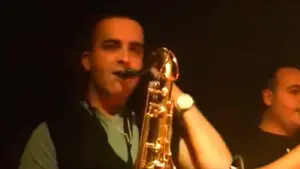 Daniel Montaño en una actuación con su antiguo grupo de música de Sevilla