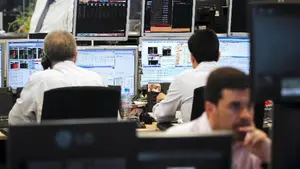 Más sueldo para los 2.200 trabajadores de oficinas y despachos en Navarra: un nuevo convenio regulará los salarios hasta 2018