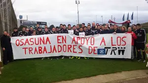 Los jugadores de Osasuna se solidarizan con los empleados de TRW, que se manifiestan el sábado