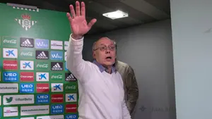 El presidente del Betis dimite en la presentación de dos fichajes
