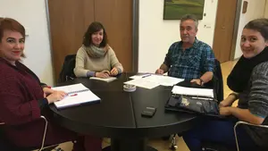 La Presidenta del Parlamento escucha la reclamaciones de asociación de Fibromialgia