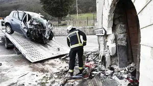Imágenes del coche accidentado en Aizcorbe