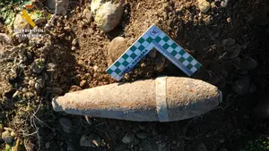 Un niño encuentra una granada de la Guerra Civil en una excursión y se la lleva a casa