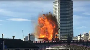 Explosión de un autobús en durante el rodaje de una película en Londres