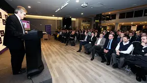 Dos centenares de personas arropan a Navarra Capital en la presentaci&oacute;n de su anuario 2015