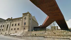 Cerrada durante cinco días la pasarela peatonal de Labrit tras descolgarse una placa