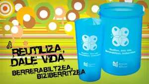 Pamplona impulsa una campaña de vasos reutilizables para el Día del Casco Antiguo