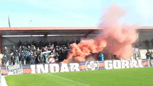 Los jugadores rojillos posan con Indar Gorri bajo el lema "Sadar Bizirik"