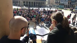 Imágenes de la concentración en Pamplona de los padres de las Escuelas Infantiles