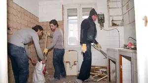 Once jóvenes trabajan en la rehabilitación de pisos municipales para realojar familias en situaciones de emergencia