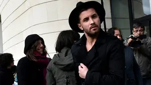 El polémico 'artista' pamplonés, Abel Azcona, le desea la muerte al Rey durante su discurso de Nochebuena