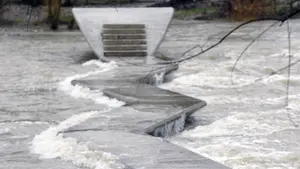 Cerradas al tránsito las pasarelas que atraviesan el río Arga junto al Club Natación: recomiendan precaución