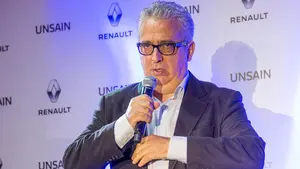 La presentación del nuevo Megane con Leo Harlem reúne a medio millar de personas en Unsain