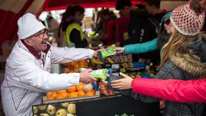 Los voluntarios de Asvona ofrecen un variado tentempié a los peregrinos de la Javierada