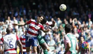 2-0. El Betis aguanta con diez, saca agallas para ganar y hunde al Granada
