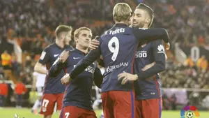 1-3. El Atlético toma Mestalla y no pierde la estela del Barcelona