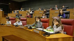 Setenta y tres escolares de M&eacute;lida y Orkoien se convierten en parlamentarios por un d&iacute;a