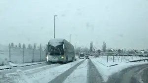 Colapso por la intensa nevada: coches y autobuses escolares retenidos en las carretetas