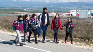 El sol acompaña a los miles de peregrinos que caminan en la segunda gran Javierada del año