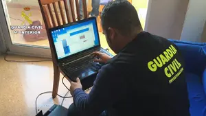 La Guardia Civil detiene a 13 personas responsables de más de 200 estafas por Internet