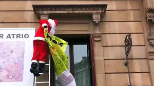 Tres identificados por la Policía Foral tras encaramarse vestidos de Papa Noel en el Parlamento