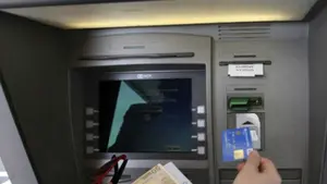 Detenidos dos jóvenes por robar un bolso con todas las pertenencias de una persona que dormía en un cajero de Pamplona