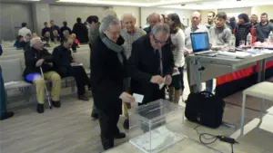 Votación de los socios de Osasuna durante la asamblea