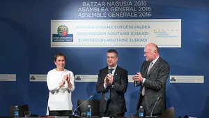 Barkos presume de eurorregión el día que su partido censura la bandera de Europa en Navarra