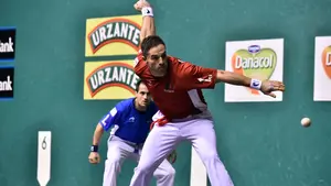 Aimar Olaizola consigue la primera victoria en la liguilla del cuatro y medio, ante Oinatz Bengoetxea