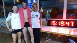 Ricardo Abad termina la maratón a nado después de 15 horas y 19 minutos