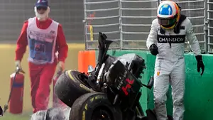 Alonso abandona ileso la carrera tras un accidente que destrozó su McLaren