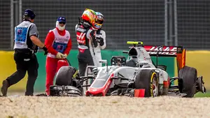Fernando Alonso se retira de la primera carrera del Mundial a falta de tres vueltas por problemas mecánicos