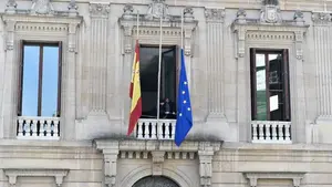 El Parlamento acuerda volver a colocar la bandera europea sólo para el luto de 34 horas