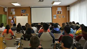 Animada charla entre el escritor pamplonés Pablo Sabalza y los alumnos del IES Barañáin