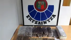 No paga el peaje de la AP-8 y le detienen con 5,5 kilos de hachís
