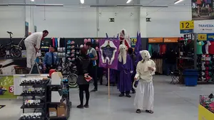 Protestan en Pamplona por la apertura en festivos con una procesión de burla en Decathlon