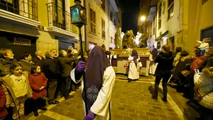 La emocionante procesión de Viernes Santo en Pamplona en 3 minutos