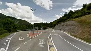 Trasladado en helic&oacute;ptero a Pamplona un motorista tras caer en Aribe y perder el casco 