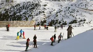 Avalancha de estudiantes en la campa&ntilde;a de esqu&iacute; escolar en Navarra con m&aacute;s de 3.300 participantes
