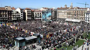 Familias de toda Navarra y hasta 120 gigantes llenan la Plaza del Castillo en la Gigantada por el Día del Autismo