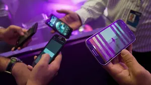 Adictos al móvil: ¿Sabes cuántas horas al día lo usas y lo que eso significa?