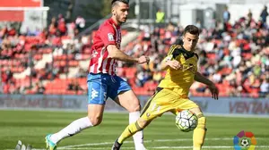 Jugada de peligro ante la meta de Nauzet en el Girona-Osasuna (0-0).