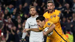 Dos goles de Luis Su&aacute;rez le dan la vuelta al resultado en el Camp Nou