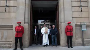 Repasa en fotos la visita del Ángel de Aralar al Parlamento de Navarra