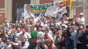 La Peña Oberena celebra su 75 aniversario por las calles de Sevilla con pancarta incluida
