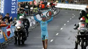 El italiano Rosa gana en Arrate y el colombiano Henao es el nuevo líder