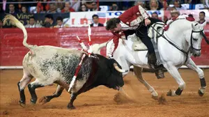 Hermoso de Mendoza triunfa en Dax junto a unos soberbios Leonardo Hernández y Lea Vicens